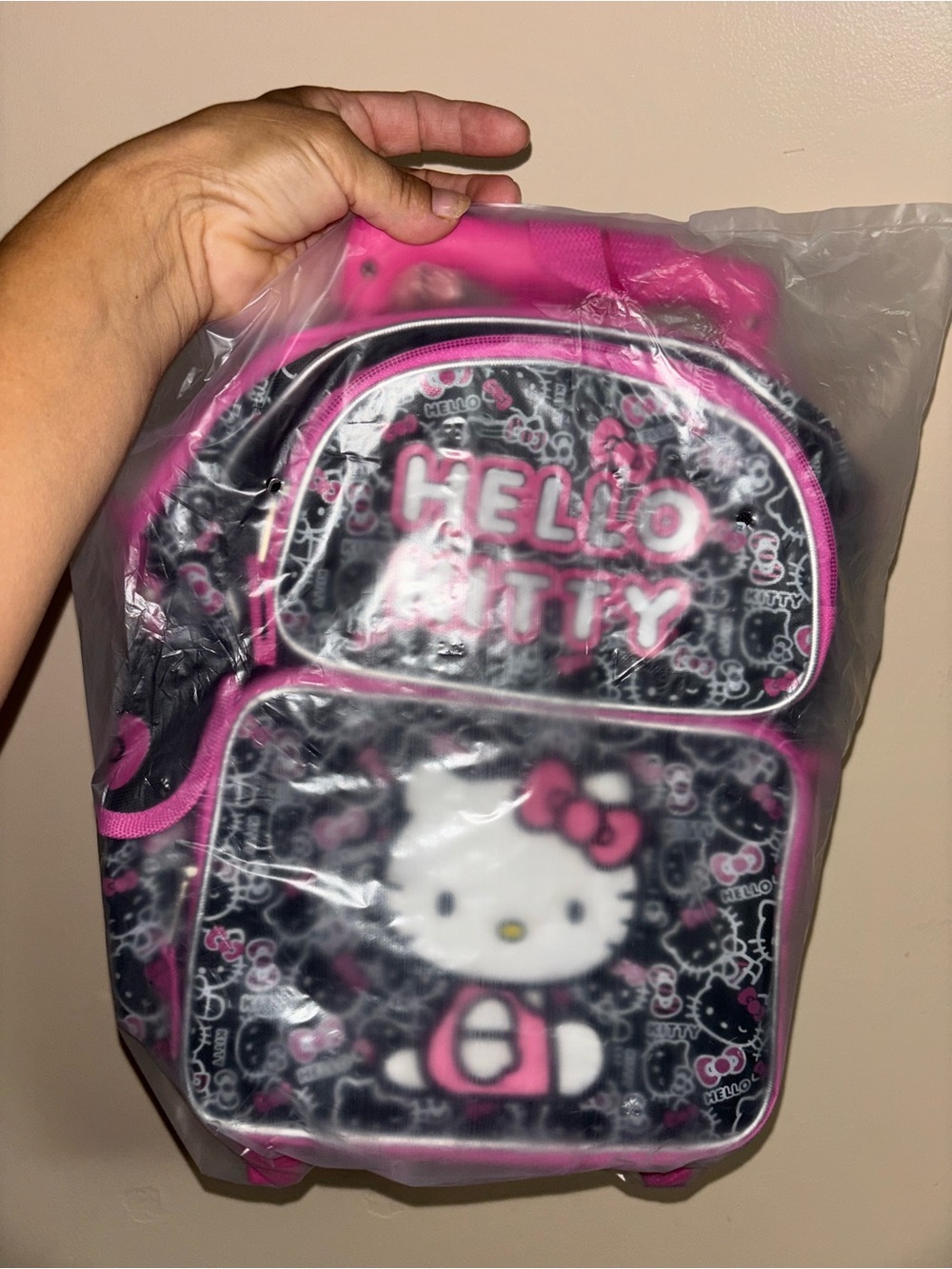 Hello Kitty mini Backpack with wheels - Picture 2 of 3